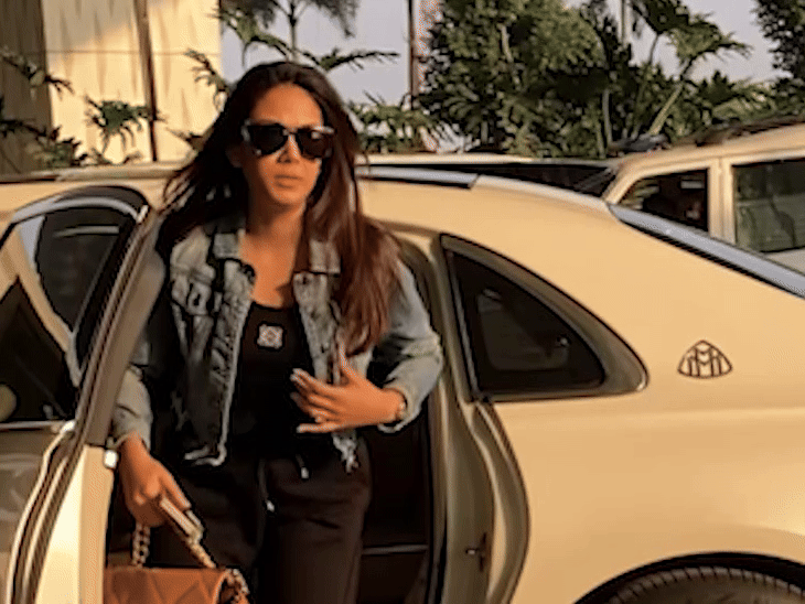 गर्लफ्रेंड गौरी स्प्रॅटसोबत मुंबईत परतला आमिर खान: हातात हात घालून विमानतळावरून बाहेर पडले; कृती सेनन, मौनी रॉय देखील दिसल्या