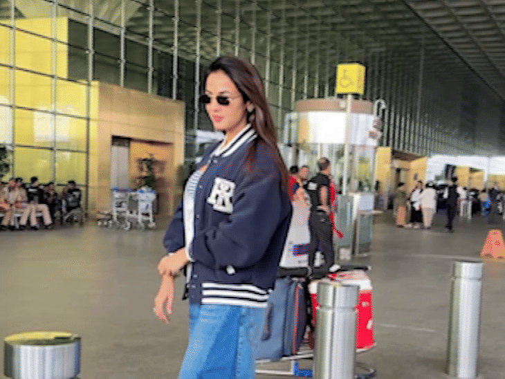 गर्लफ्रेंड गौरी स्प्रॅटसोबत मुंबईत परतला आमिर खान: हातात हात घालून विमानतळावरून बाहेर पडले; कृती सेनन, मौनी रॉय देखील दिसल्या