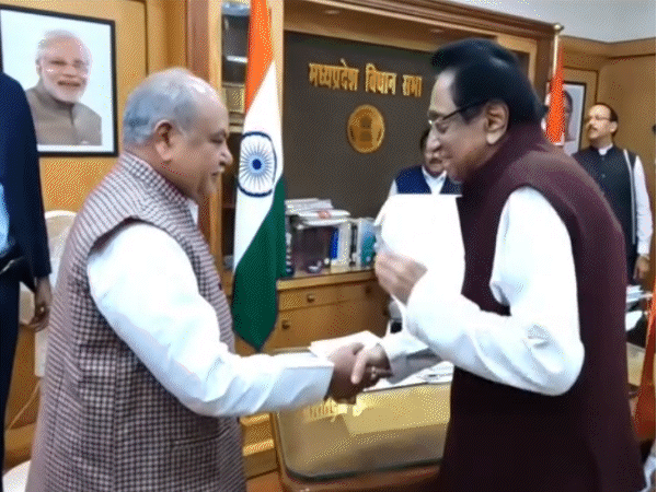 कमलनाथ जब विधानसभा अध्यक्ष नरेंद्र सिंह तोमर से मिले तो उनसे पूछ लिया कि आपके सिंधिया के क्या हाल हैं।