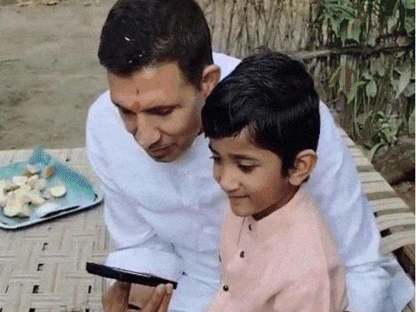 जीतू पटवारी ने जयवर्धन और नकुल नाम के बच्चों से जयवर्धन सिंह और नकुल नाथ की बात कराई। पटवारी की इन बच्चों से भैंसदेही में मुलाकात हुई थी।