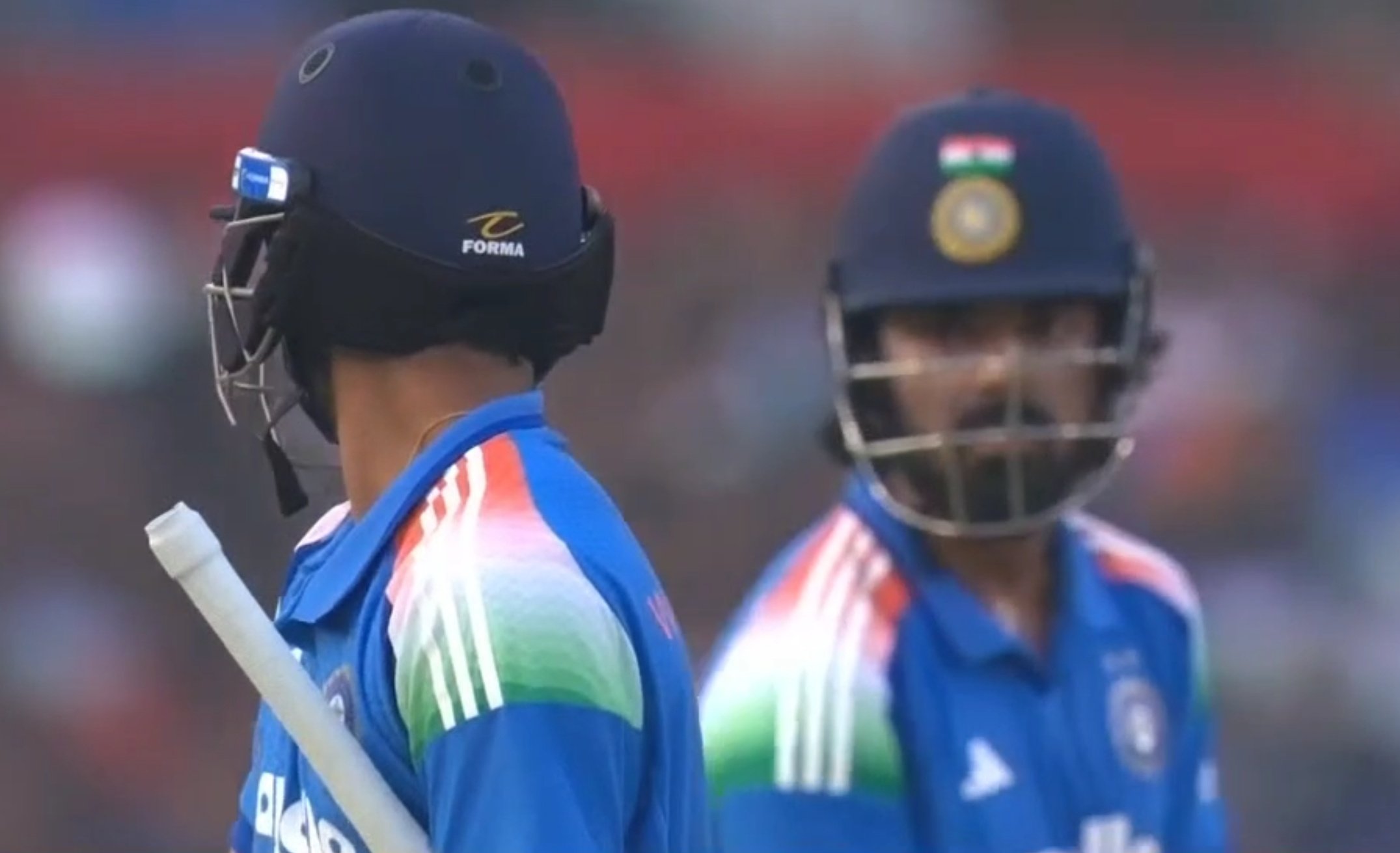 वॉशिंगटन सुंदर रन आउट होने के बाद केएल राहुल की तरफ देखते हुए।