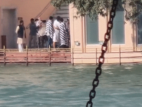 हॉटेलला लागून असलेल्या घाटावर पांढऱ्या बाथ रोबमध्ये बॉबी देओल आणि काळ्या रंगाच्या कॅपमध्ये सनी देओल.