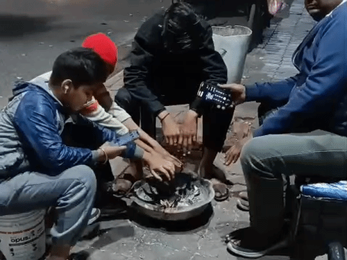 कानपुर में ठंड के चलते लोग अलाव जलाकर बैठे। सुबह के वक्त हल्के कोहरे की वजह से धूप देर से निकली।