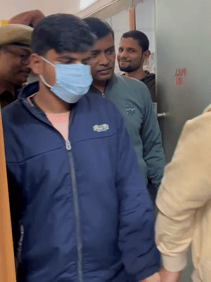 हत्या का मुख्य आरोपी कानपुर देवेन्द्र का रहने वाला है, लखनऊ में रहकर ई-रिक्शा चलाता है। जबकि उसका दोस्त सूरज गोमती नगर के विशालखंड-2 में झोपड़ी डालकर कपड़े प्रेस करने का काम करता है।