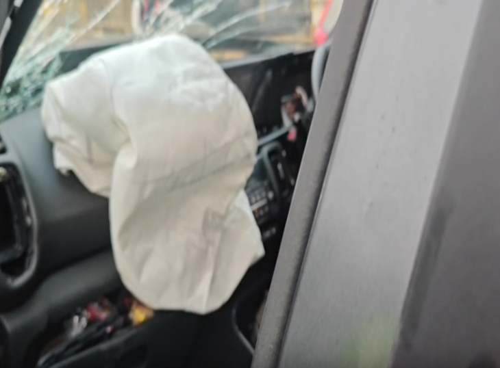 Two cars collided violently on Mowa Overbridge… watch the video | मोवा ओवरब्रिज पर दो कारों में जोरदार भिड़ंत…देखे वीडियो: तेज रफ्तार कार बनी हादसे की वजह, तीन लोग घायल - Raipur News 1 हादसे के बाद क्षतिग्रस्त कार।