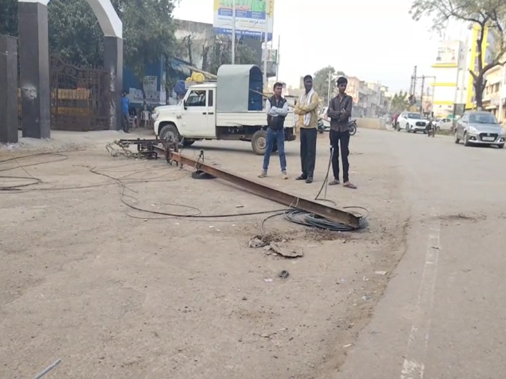 A dilapidated pole broke and fell during pole shifting in Balod.