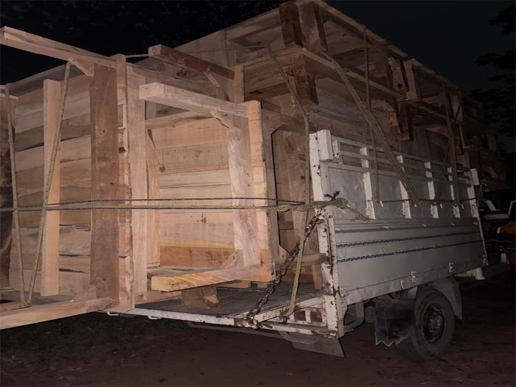 वाहन में लगभग 30 से 35 नग तख्त लोड थे।
