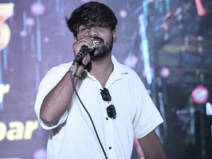 पारस एक म्यूजिक ग्रुप से जुड़े हुए थे। उनके साथियों का कहना है कि वे भजनों के साथ ही बॉलीवुड के गाने भी गाते थे। वे एक बेहतरीन सिंगर थे।