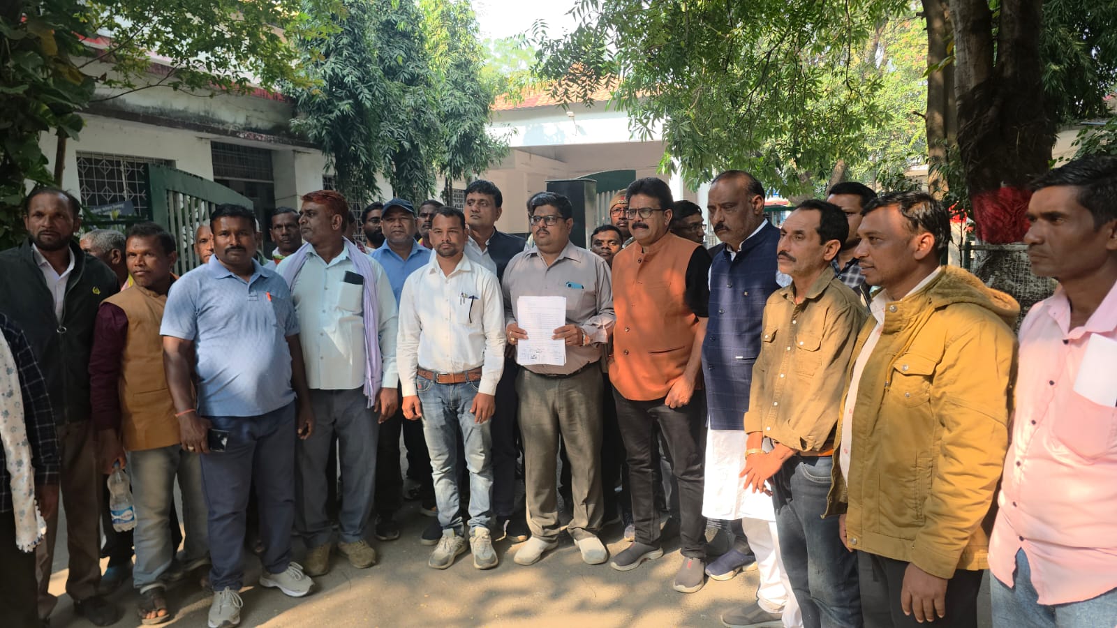 विधायक के साथ कलेक्ट्रेट पहुंचे किसानों ने भी बताई धान खरीदी की अव्यवस्था।