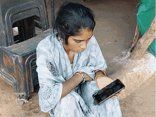 बेटे रितेश के इंतजार में मां मोबाइल पर उसकी तस्वीरें देखती रहती है।