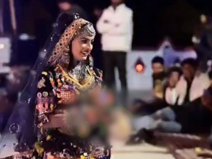 कालबेलिया की ड्रेस पहन इस तरह से शराब परोसने का वीडियो सामने आने के बाद विवाद बढ़ा है।