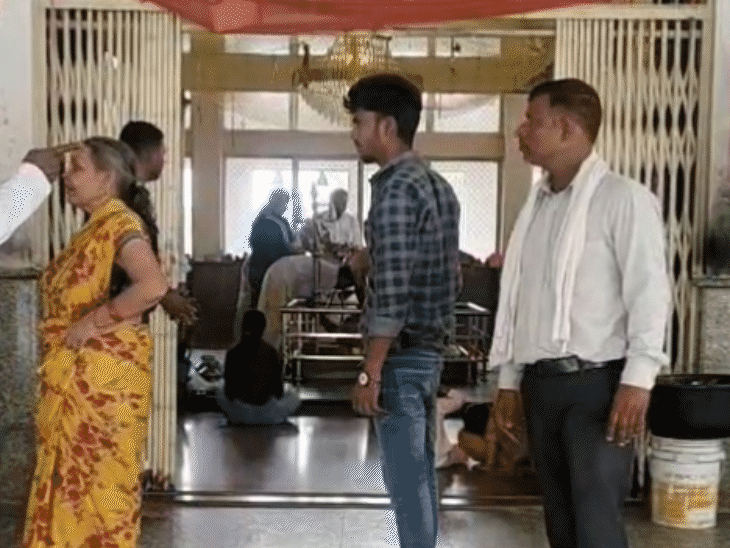 गिरगांव वाले महादेव को मजिस्ट्रेट महादेव के नाम से जाना जाता है।