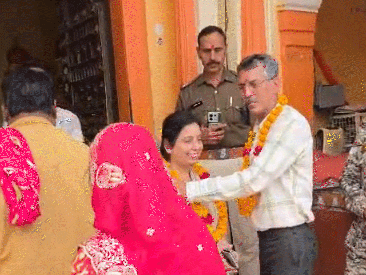 गिरीश प्रेमानी ने अपनी पत्नी ईशा प्रेमानी को माला पहनाई।