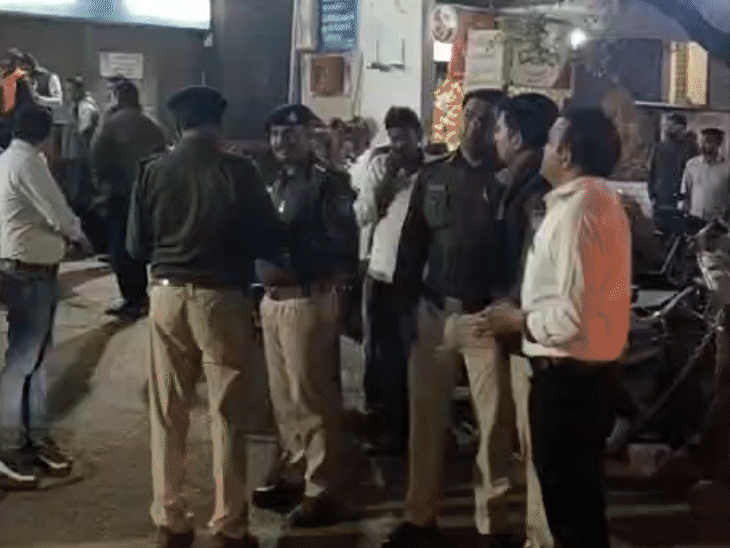 घायल पुलिसकर्मी को ग्वालियर के अपोलो अस्पताल में भर्ती कराया गया है।