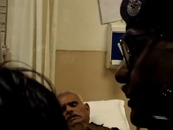 गोली लगने से घायल पुलिसकर्मी अनिल तोमर की हालत फिलहाल स्थिर है।