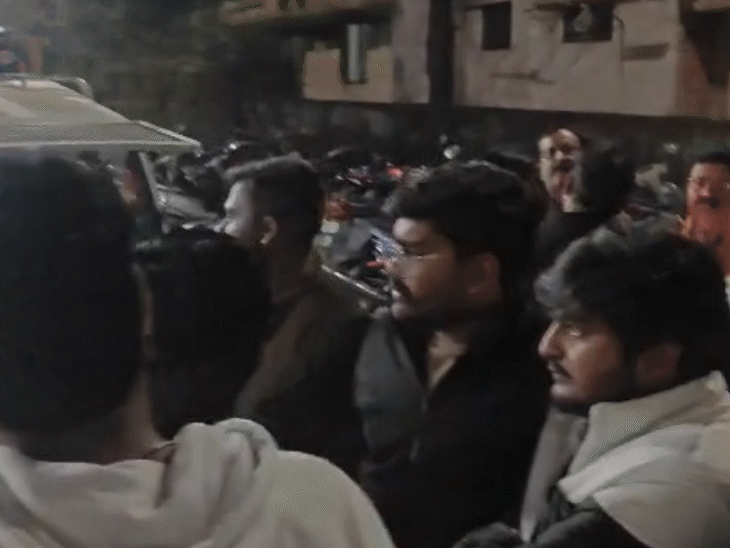 मौके पर लोगों की भीड़ जमा हो गई।