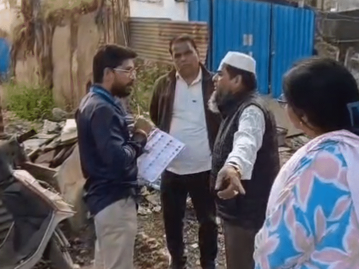 शिकायत के बाद भौतिक निरीक्षण करते अधिकारी।