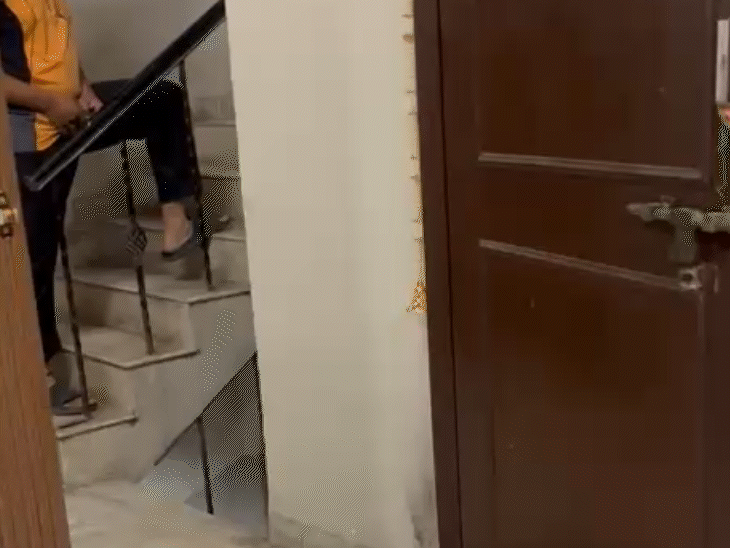 पुलिस टीम मौके पर पहुंची और डॉग स्क्वॉड को भी बुलाया गया।