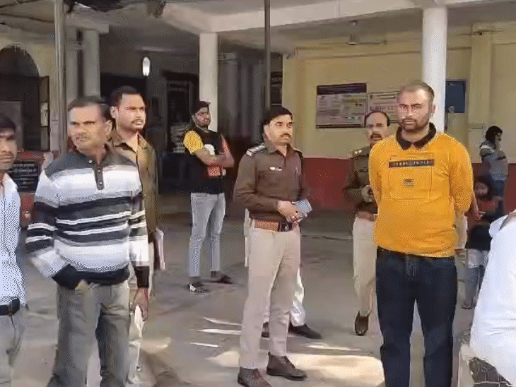 गौरव गुर्जर की हत्या के बाद अस्पताल में मौजूद पुलिस और स्थानीय लोग।