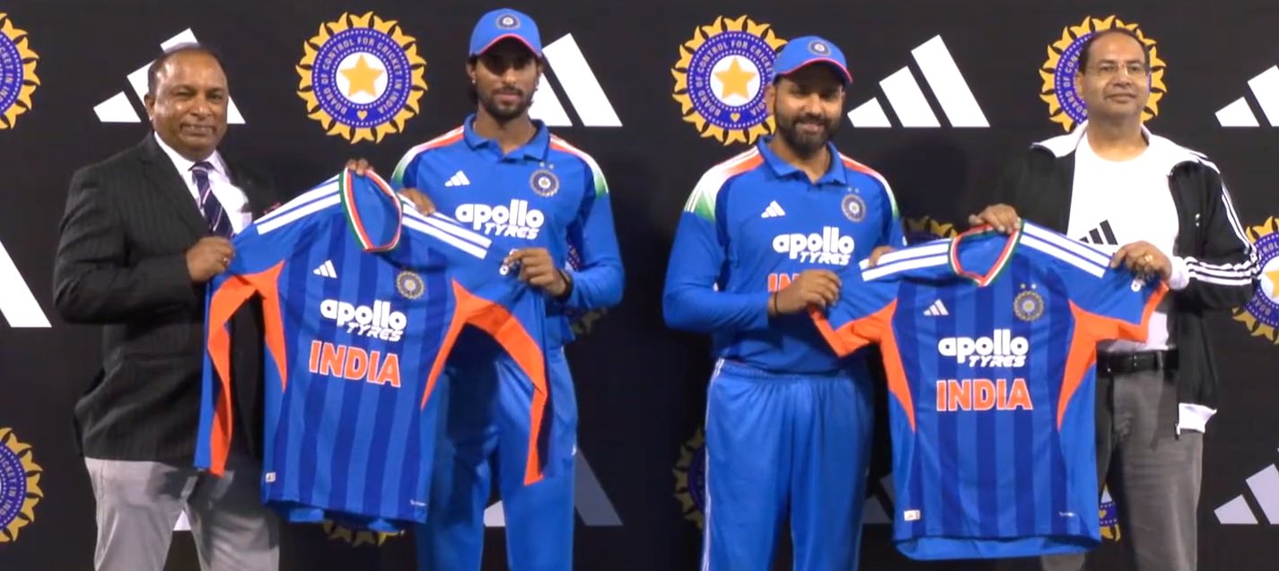 टी-20 वर्ल्ड कप के लिए टीम इंडिया की जर्सी लॉन्च के दौरान तिलक वर्मा, रोहित शर्मा और BCCI सेक्रेटरी देवजीत सैकिया। (फोटो- BCCI)