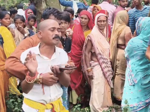 गुड़िया की हत्या के बाद घटनास्थल पर पहुंचे परिजन का रो-रोकर बुरा हाल था।