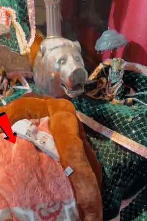 श्रीरामवल्लभाकुंज मंदिर में प्रभु राम, सीता और लक्ष्मण जी के चरणों में रजाई रखी जाने लगी हैं।