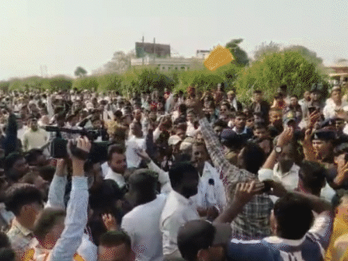 धार कलेक्टर-एसपी और खरगोन एसपी मौके पर किसानों से चर्चा करने पहुंचे।