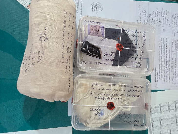 आरोपियों के पास बरामद नशीला पदार्थ।