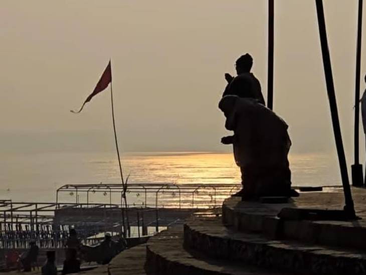 वाराणसी में बुधवार सुबह घाट पर लोग पहुंचे। इस दौरान उगते सूर्य को प्रणाम किया।