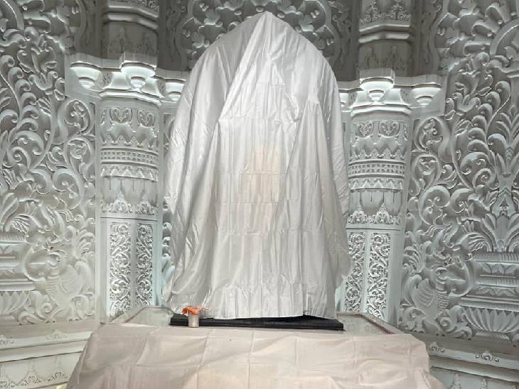 रामलला को रेशमी रजाई कुछ इस तरह से ओढ़ाई जा रही है। पुजारी शयन आरती के बाद रजाई अर्पित करते हैं।