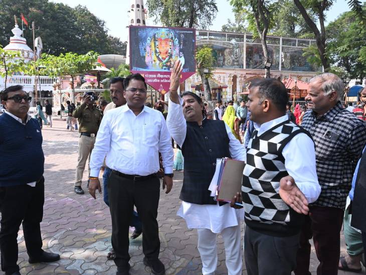 कलेक्टर ने मंदिर के मास्टर प्लान को देखा और मीटिंग भी की।