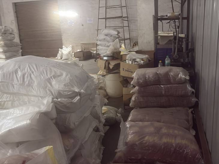 टीम ने 2500 किलो मसाला भी जब्त किया।