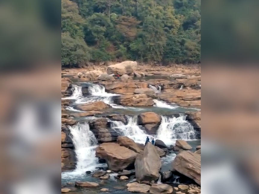 जिला प्रशासन द्वारा अपील की जा रही है कि लोग जानलेवा जगह पर न जाएं।