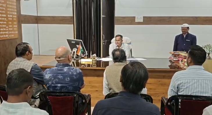 Chhattisgarh Raigarh Industrial waste in Kelo river water | रायगढ़ की केलो नदी में मिल रहा इंडस्ट्रियल वेस्ट: आयुक्त को बोतल में पानी देकर प्रदूषण रोकने की मांग, लोग बोले-पानी पीकर हो रहे बीमार - Raigarh News 1 पूर्व पार्षद के नेतृत्व में काफी संख्या में शहरवासी निगम आयुक्त से मिलने पहुंचे।