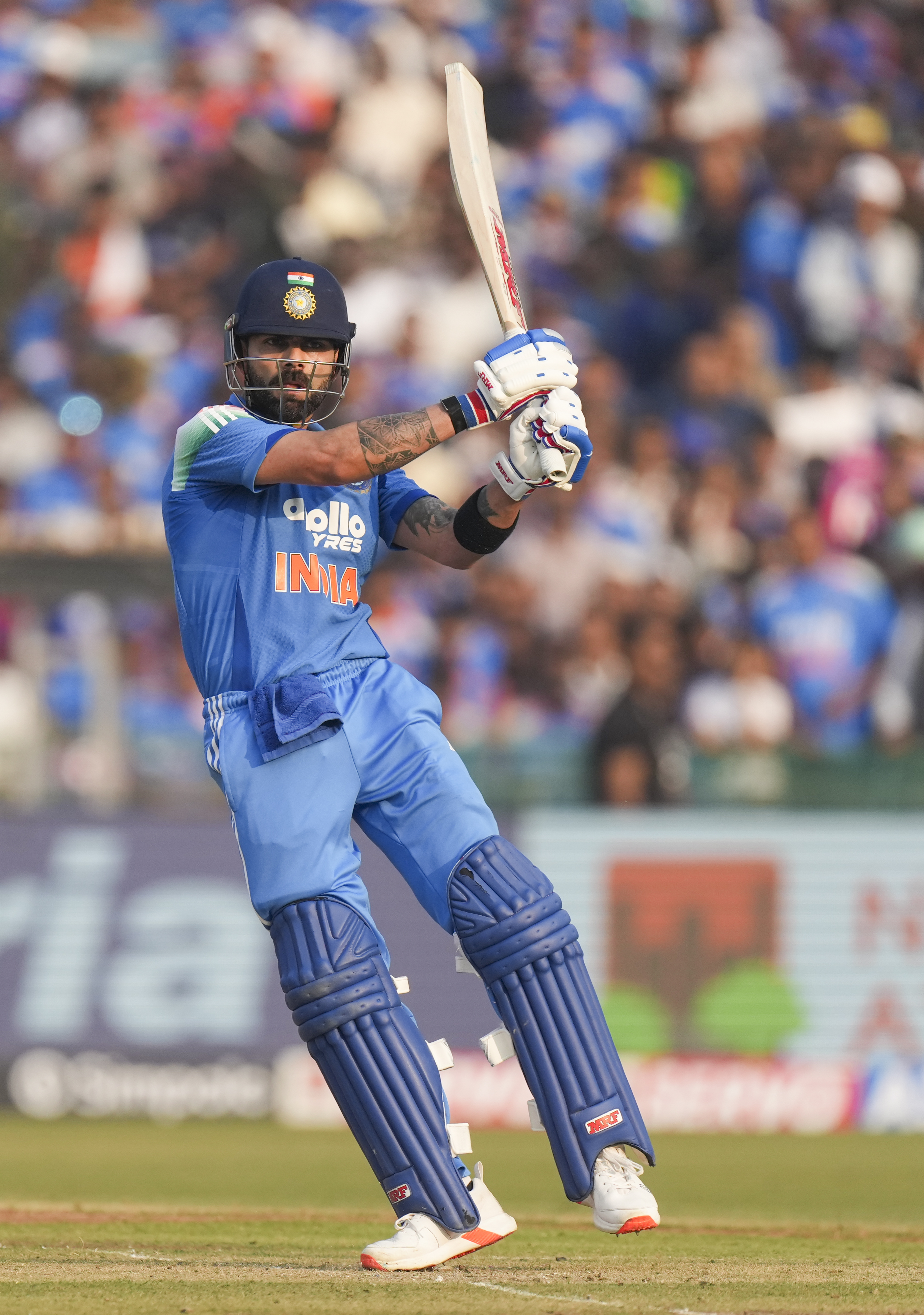 विराट कोहली ने सिक्स लगाकर खाता खोला।