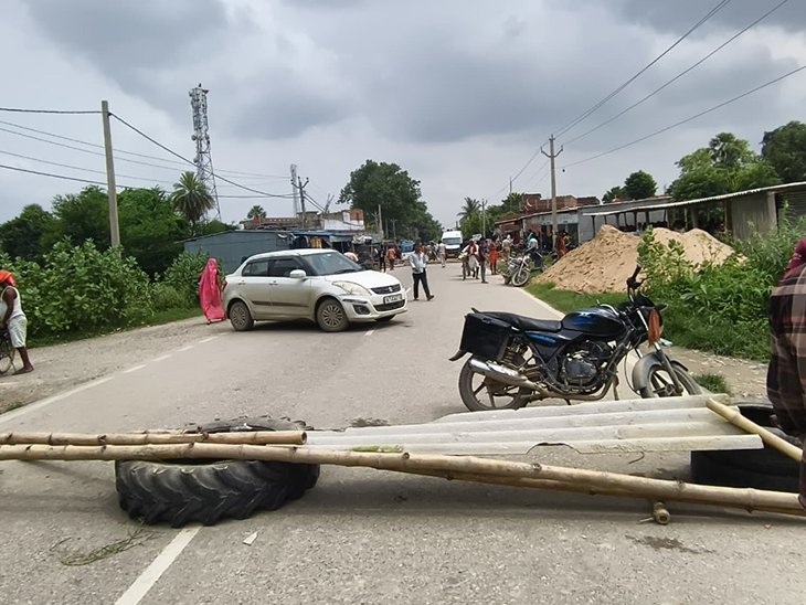 छात्रा की हत्या के बाद गुस्साए लोगों ने बांस घेरकर सड़क जाम कर दिया था।