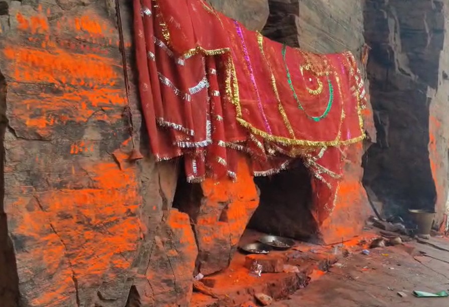 जलप्रपात के पास एक प्राचीन गुफा मौजूद है, जिसके अंदर तामसी देवी का मंदिर स्थापित है।