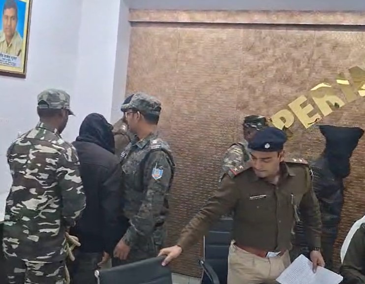 एसपी ने बताया कि सुनील उरांव पर विभिन्न थानों में हत्या, रंगदारी और पुलिस पर हमला सहित सात गंभीर आपराधिक मामले दर्ज हैं।