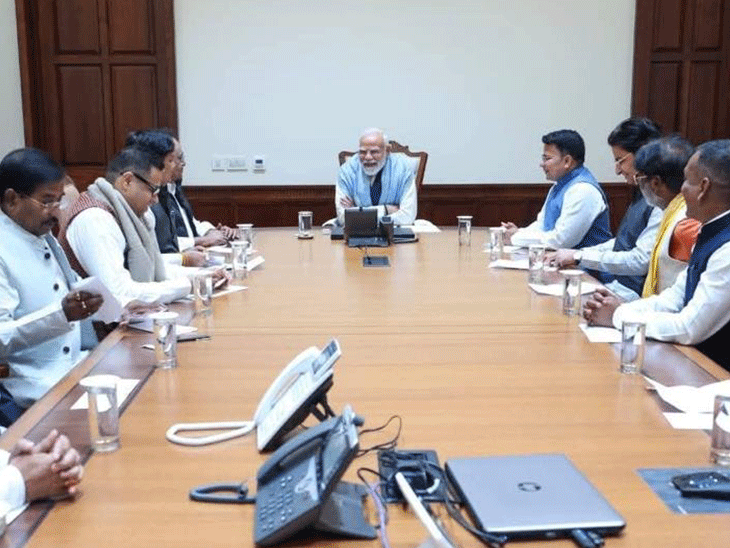 प्रधानमंत्री नरेंद्र मोदी से पश्चिम बंगाल के भाजपा सांसदों ने आज मुलाकात की और 2026 के चुनावों की तैयारियों पर चर्चा की। - Dainik Bhaskar
