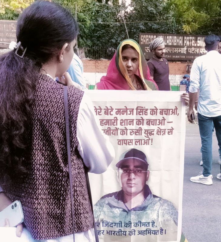 ये मनोज की पत्नी दिव्या हैं। जयपुर से दिल्ली प्रदर्शन में शामिल होने आई थीं। उन्होंने मनोज को वापस लाने के लिए विदेश मंत्रालय को मेल किया था, लेकिन अब तक कार्रवाई नहीं हुई है।