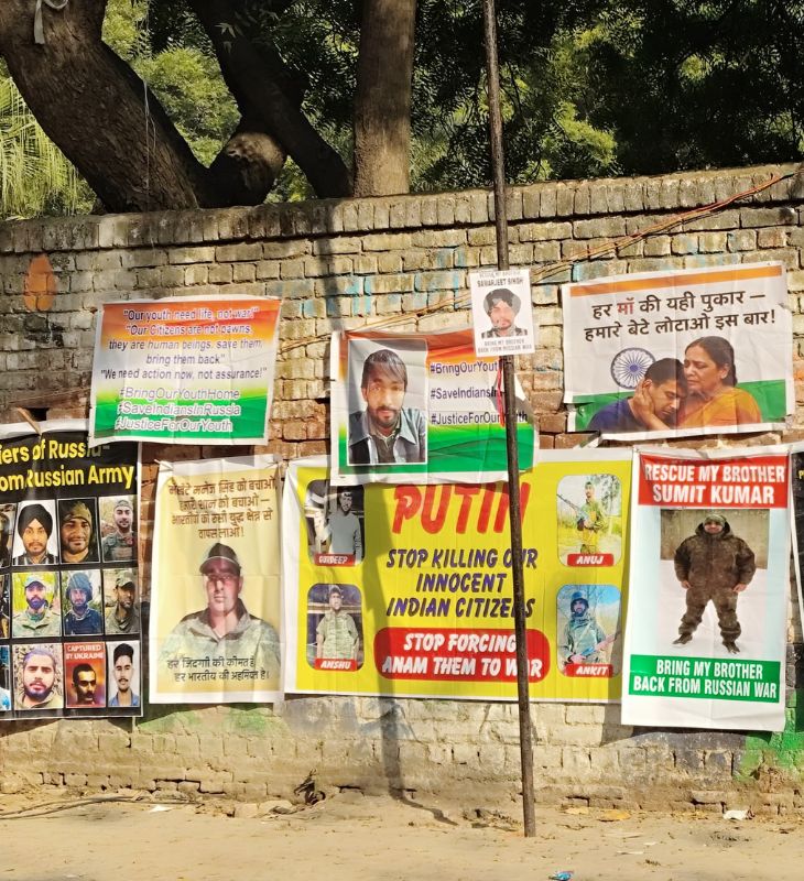 दिल्ली के जंतर-मंतर पर रूस में फंसे भारतीयों के लिए पोस्टर लगे हैं। ये पोस्टर पीड़ित परिवारों ने लगाए हैं।