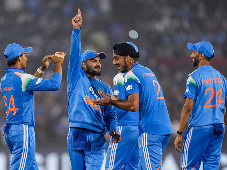 विराट कोहली ने साउथ अफ्रीका का पहला विकेट गिरने के बाद डांस किया।