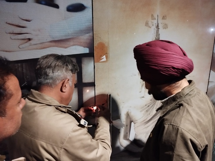 स्पा सेंटर को सील करते पुलिस व प्रशासन की टीमें