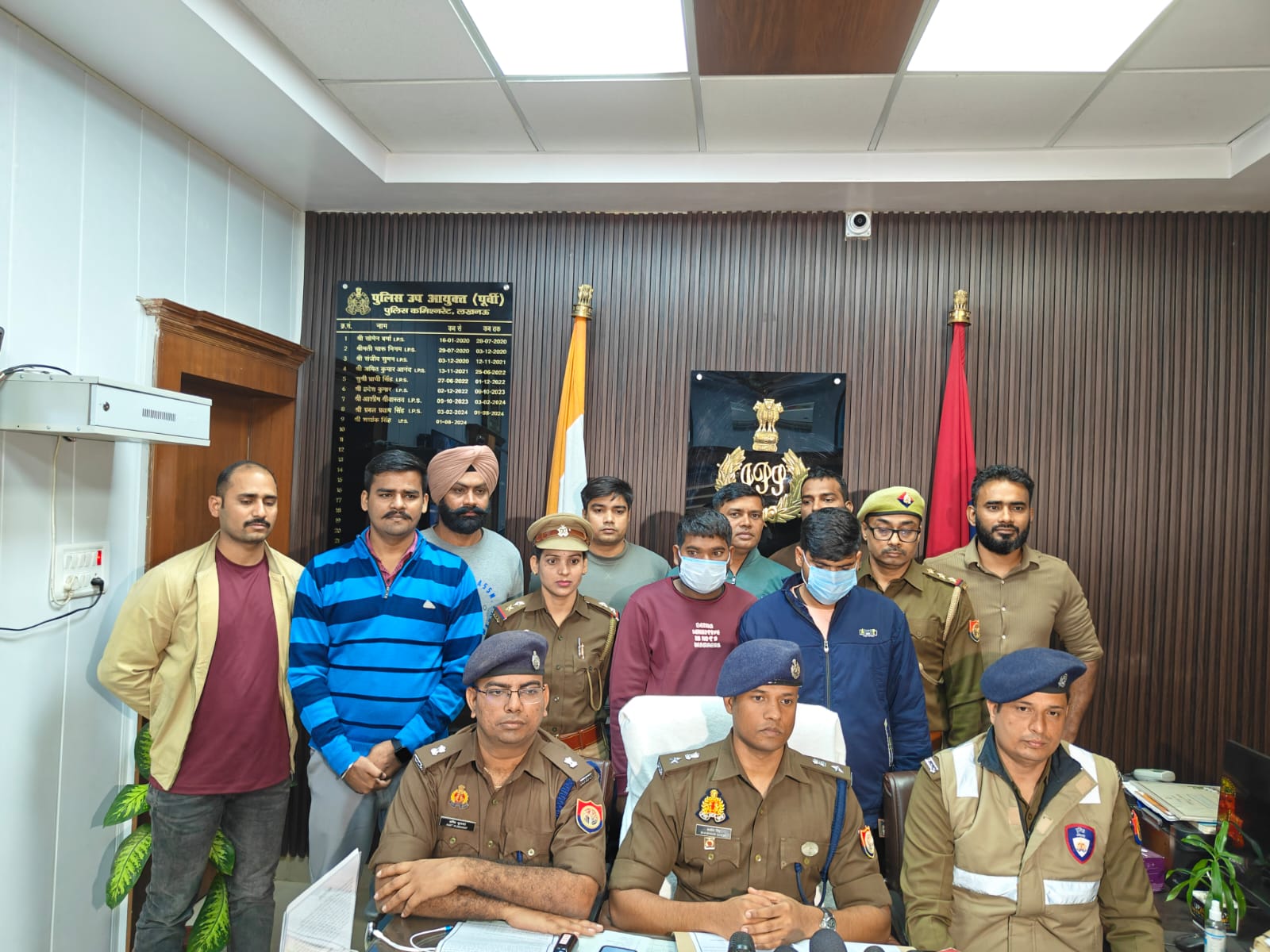 पुलिस ने बुधवार को विनीत खंड इलाके से आरोपी युवकों को गिरफ्तार कर लिया।