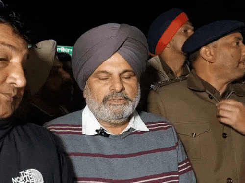 मौके पर पहुंचे नायब तहसीलदार फिल्लौर ने बीडीपीओ को सस्पेंड कर दिया।