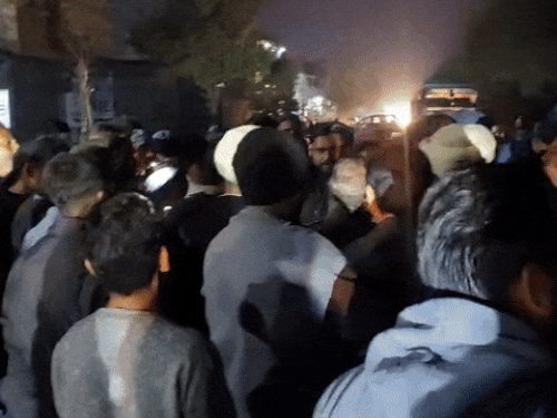 फिल्लौर के गांव नगर रोड पर हंगामा करते लोग।