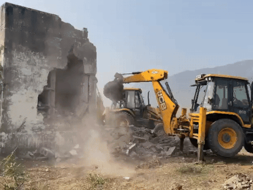एडीए ने जेसीबी की मदद से सबसे पहले यहां मजदूरों के रहने के लिए बनाए गए कमरों को ढहाया।