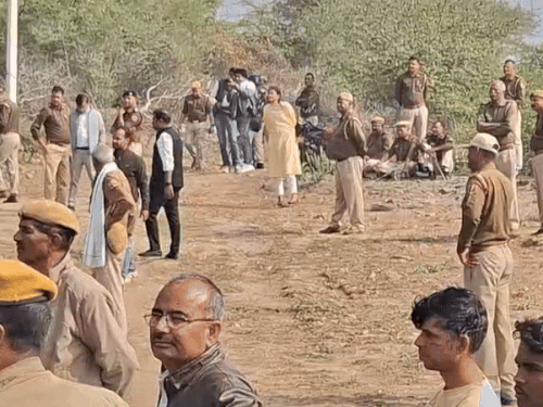 कार्रवाई के दौरान विरोध की आशंका को देखते हुए भारी पुलिस जाब्ता मौके पर तैनात रहा।