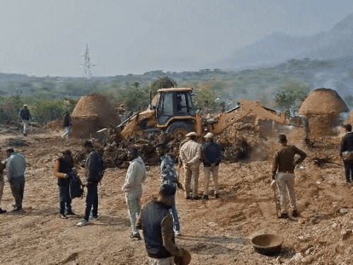 एडीए ने भारी पुलिस जाब्ते के साथ मौके पर पहुंचकर जेसीबी की मदद से अतिक्रमण हटाने की कार्रवाई की।