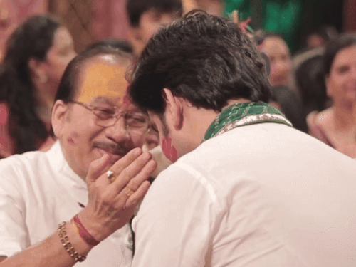 इंद्रेश उपाध्याय प्रसिद्ध कथावाचक श्रीकृष्णचंद्र शास्त्री के बेटे हैं।